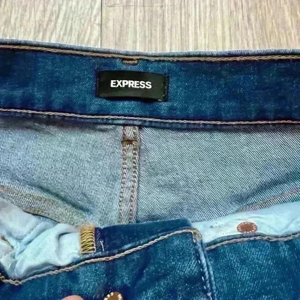 Express straight super high rise jeans with butterfly buttons size 2 regular - Picture 2 of 4